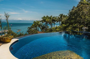 Casa com piscina de borda infinita, jacuzzi e vista para o mar na Ilhabela